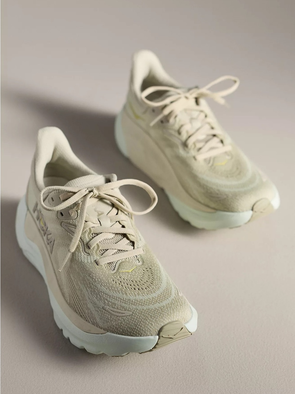 NIB HOKA Arahi 8 Sneakers in Color Oyster Mushroom/Truffle Salt Size Women’s 9.5